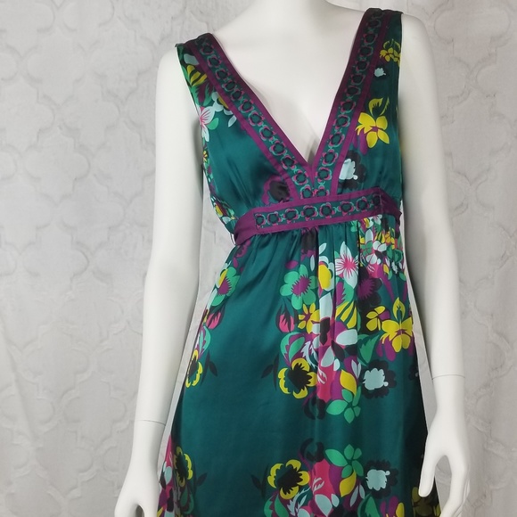 H&M Dresses & Skirts - H&M V-Neck Flower Dress